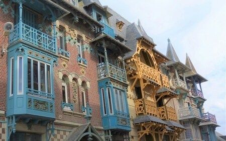 Façades De Villas Balnéaires Ornées De Briques, Balcons Et Boiseries Colorés