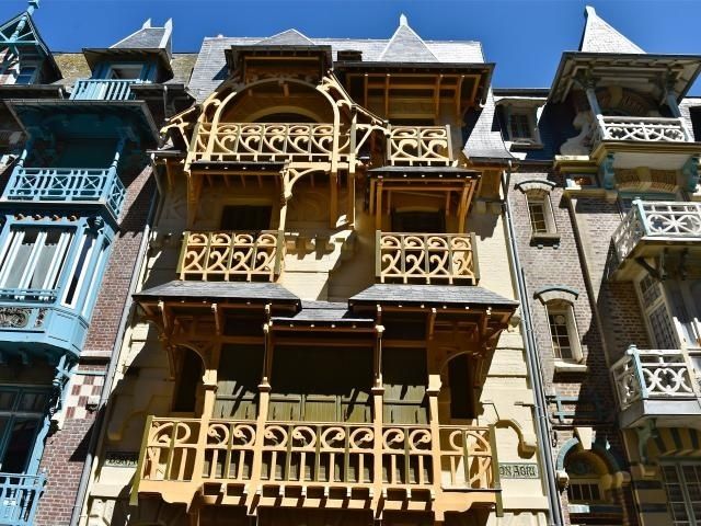 Façade balnéaire Belle Époque ornée de balcons en bois coloré