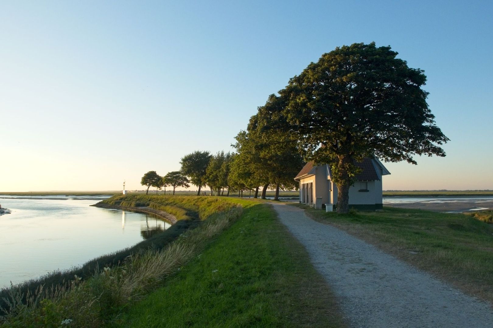 Chemin cyclable au bord de l